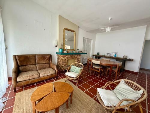 un salon avec un canapé et une table dans l'établissement Maison vintage proche forêt avec parking, animaux acceptés - FR-1-652-15, à Saint-Jean-de-Monts