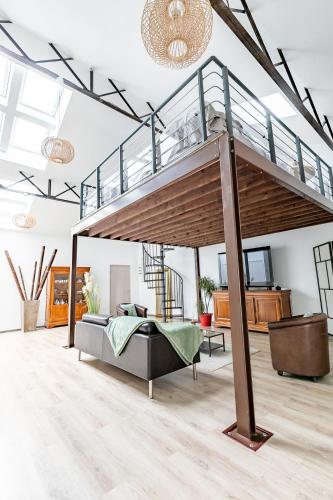 un lit en mezzanine dans un salon avec un grand lit dans l'établissement Loft & Spa LE FAUBOURG SAINT MARTIN, à Senlis