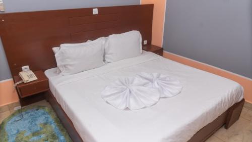Rúm í herbergi á Hotel Residence Madadjeu