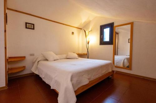 une chambre avec un grand lit et un miroir dans l'établissement Dimora Annilor Castel di Sangro, à Castel di Sangro