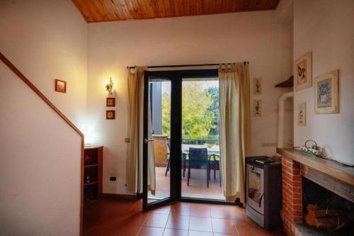 - un salon avec une porte s'ouvrant sur une terrasse dans l'établissement Dimora Annilor Castel di Sangro, à Castel di Sangro