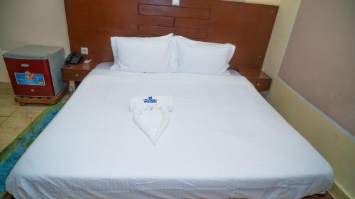 Ein Bett oder Betten in einem Zimmer der Unterkunft Hotel Residence Madadjeu