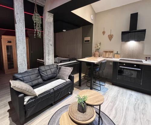 un salon avec un canapé et une cuisine dans l'établissement Le Temple du Désir - Intimité & plaisir - HyperCentre, à Rouen