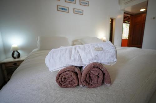 a pair of towels sitting on top of a bed at Casa da Ilha & SPA in Abraão