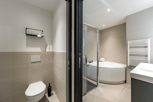 une salle de bain avec toilettes, lavabo et baignoire dans l'établissement Opéra Orchestre, à Lyon