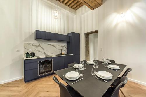 une salle à manger avec une table et des chaises et une cuisine dans l'établissement Opéra Orchestre, à Lyon