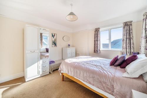ein Schlafzimmer mit einem Bett und einem Fenster in der Unterkunft Bayview in Weymouth