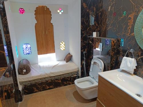 Et badeværelse på Dakshina Haveli boutique Heritage Suite