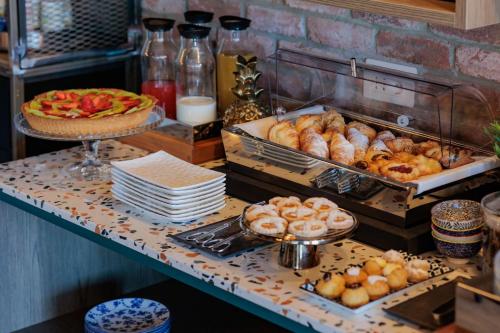 a buffet with bread and pastries on a table at OPHELIA Hotel in Cazzago San Martino