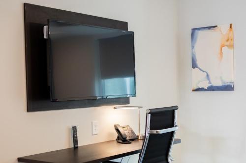 TV a/nebo společenská místnost v ubytování stayAPT Suites Charlotte North