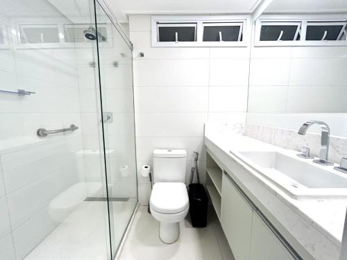 a bathroom with a toilet and a shower and a sink at Luxo à beira-mar no Solar Tambaú in João Pessoa