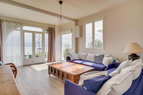 un salon avec un canapé bleu et une table dans l'établissement House with stunning sea views, à Saint-Trojan-les-Bains