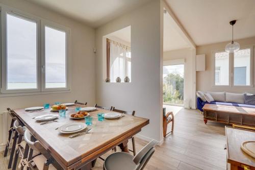 une salle à manger et un salon avec une table et des chaises dans l'établissement House with stunning sea views, à Saint-Trojan-les-Bains