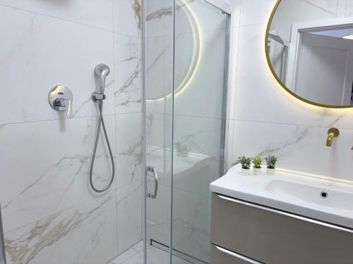 a bathroom with a shower and a sink at Sun Towers - Apartamenty Bryza - Apartamenty z parkingiem in Świnoujście