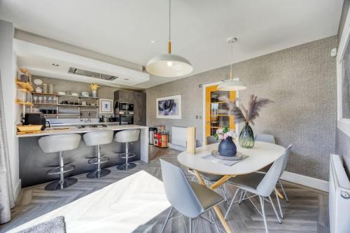 Η κουζίνα ή μικρή κουζίνα στο 4 Bed Detached House