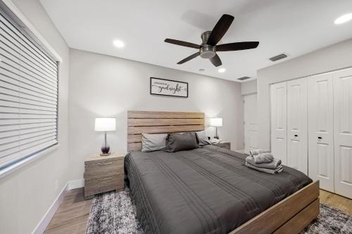 una camera da letto con un letto e un ventilatore a soffitto di Casa De Sol a Fort Lauderdale