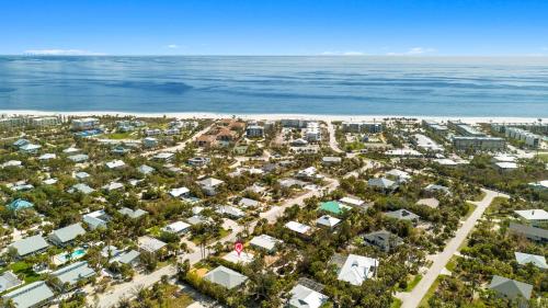 an aerial view of a city with houses and the ocean at The Driftwood Inn in Sanibel