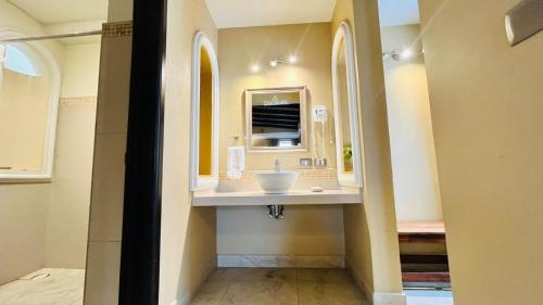 a bathroom with a sink and a mirror at Casa Grande Hotel Boutique in Comitán de Domínguez