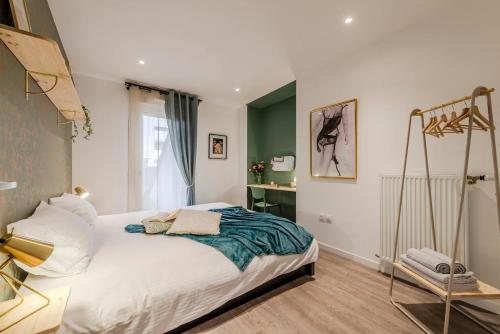 une chambre avec un lit avec une balançoire dans l'établissement Zephyr by Kleidos- Disney 15min! 3 chambres, 2 terrasses, 2 parkings, 2 salles de bain, à Bussy-Saint-Georges