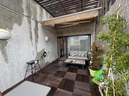 une terrasse avec un canapé et une table dans l'établissement Beau Studio avec belle terrasse au centre ville de Nice, à Nice