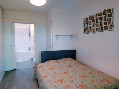 une chambre avec un lit et une salle de bain avec une fenêtre dans l'établissement Martin's House, à Bayonne