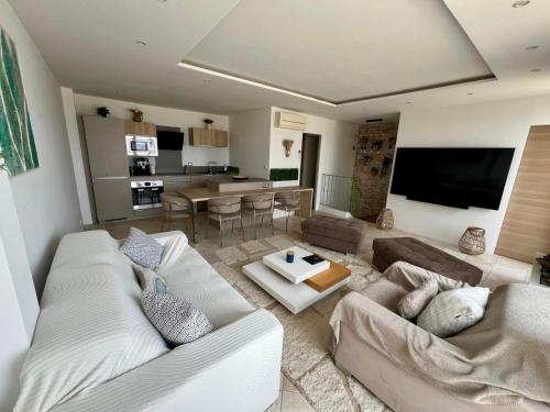 Μια τηλεόραση ή/και κέντρο ψυχαγωγίας στο Loft Marina