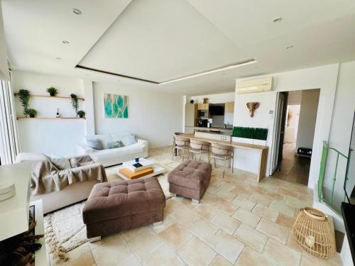 un salon avec un canapé et une table dans l'établissement Loft Marina, à Cogolin