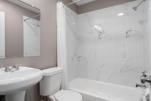 Ένα μπάνιο στο Southern Suites Pensacola Mobile