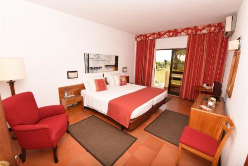 En eller flere senger på et rom på Praia da Lota Resort – Beachfront Hotel