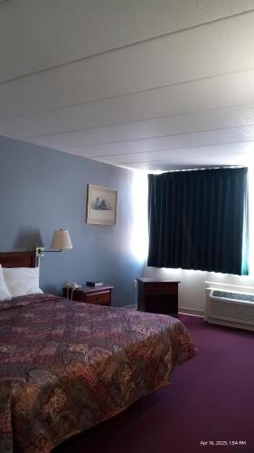 Katil atau katil-katil dalam bilik di Norwood Inn Worthington