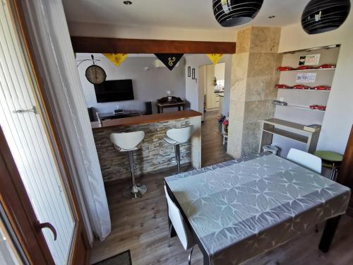 Cette chambre comprend une table et un bar. dans l'établissement Appartement T3 Residence calme, à Courthézon