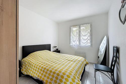 une chambre avec un lit et une fenêtre dans l'établissement La Dali - Maison de vacance proche de la mer, à Sigean