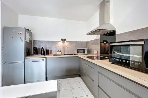 Il comprend une cuisine équipée d'un réfrigérateur et d'une cuisinière. four supérieur dans l'établissement La Dali - Maison de vacance proche de la mer, à Sigean