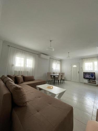 Μια ανάσα από τη θάλασσα, Αγία Τριάδα