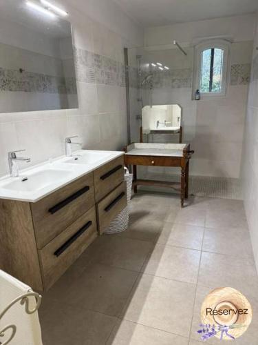 La salle de bains est pourvue d'un lavabo, d'une baignoire et d'une baignoire. dans l'établissement Villa Provençale avec piscine, à Pernes-les-Fontaines