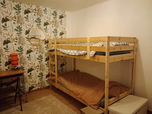 une chambre avec deux lits superposés dans une pièce dans l'établissement La Brise du lac, à Sainte-Croix-de-Verdon