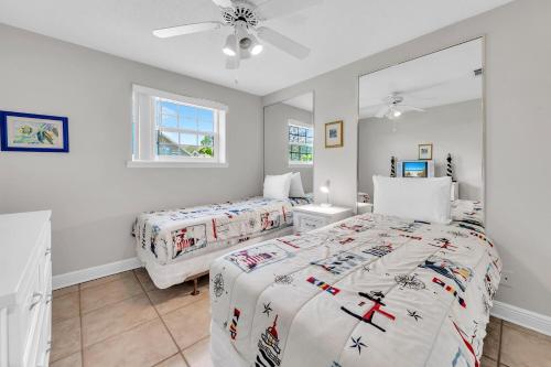 Un dormitorio con dos camas y un espejo. en Golf Course 06D, en Destin
