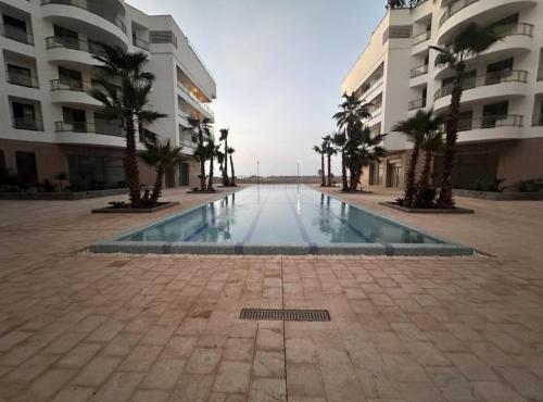 a swimming pool in the middle of a building at Charmant appartement à Anfa in Casablanca