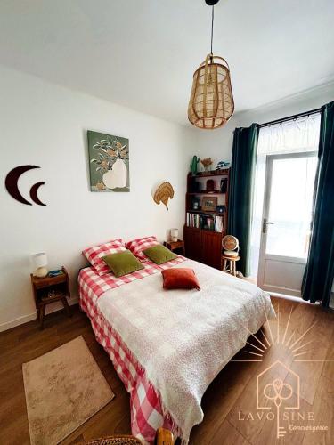 - une chambre avec un lit doté d'oreillers rouges dans l'établissement À 3 pas de l'eau, à La Ciotat