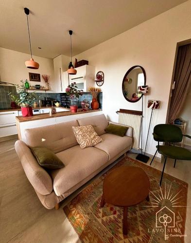 un salon avec un canapé et une table dans l'établissement À 3 pas de l'eau, à La Ciotat