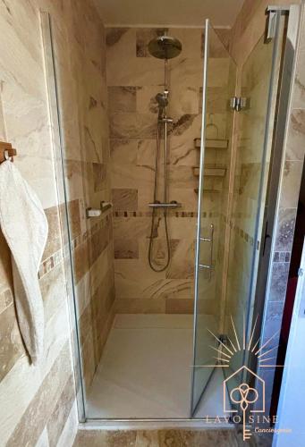 une douche avec une porte vitrée dans une salle de bain dans l'établissement À 3 pas de l'eau, à La Ciotat