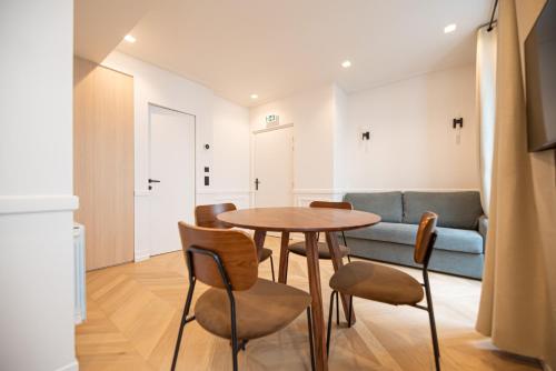 un salon avec une table, des chaises et un canapé dans l'établissement Lovely Flat in Austerlitz - Bastille, à Paris
