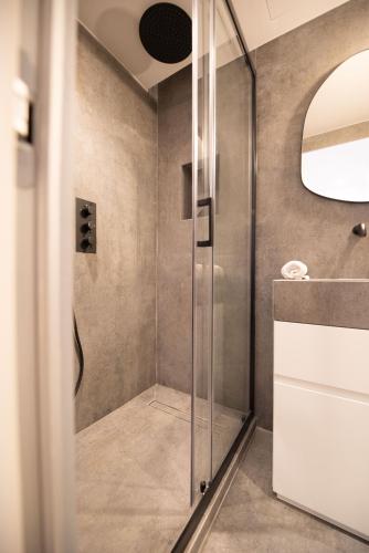 une douche avec une porte vitrée dans une salle de bain dans l'établissement Lovely Flat in Austerlitz - Bastille, à Paris