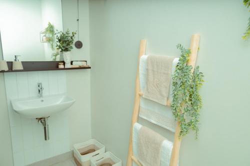 Ένα μπάνιο στο The Sandton Nest - Cozy and Stylish Apartment