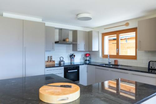 Η κουζίνα ή μικρή κουζίνα στο The Summer Nest by Villars Luxury