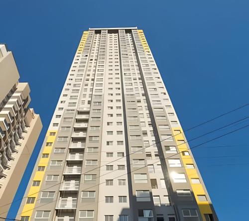 ein hohes Wohngebäude vor blauem Himmel in der Unterkunft Vista Mar 29º - Melhor Localização em Vila Velha in Vila Velha
