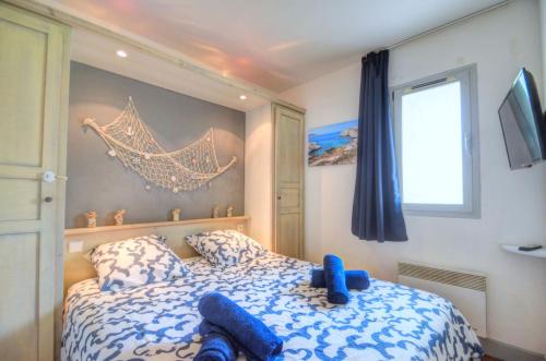 - une chambre dotée d'un lit avec des animaux farcis bleus dans l'établissement Les terrasses du Liouquet, à La Ciotat