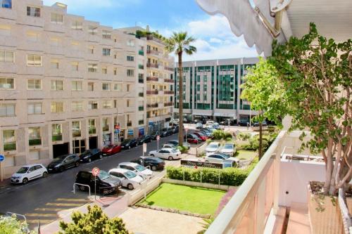 - un balcon avec vue sur un parking avec voitures dans l'établissement REF 2003 - Cannes Croisette - 3 mins from the Croissette, à Cannes
