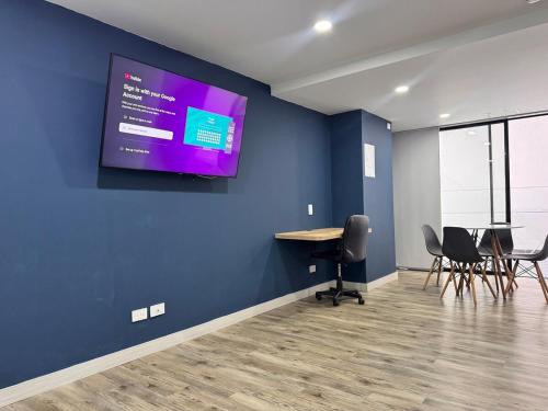 TV a/nebo společenská místnost v ubytování Terraza privada en Laureles con Aire acondicionado