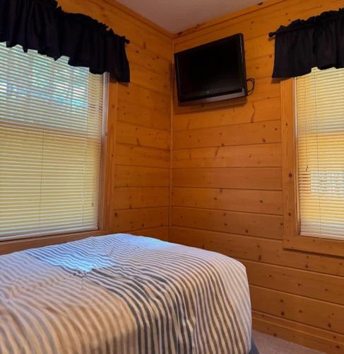 Кровать или кровати в номере Camp Pinemere - Large Northwoods Private Home
